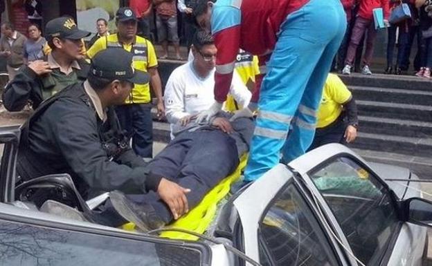 El hombre de 46 sobrevivió tras caer desde un 18 piso e impactar contra un taxi. 