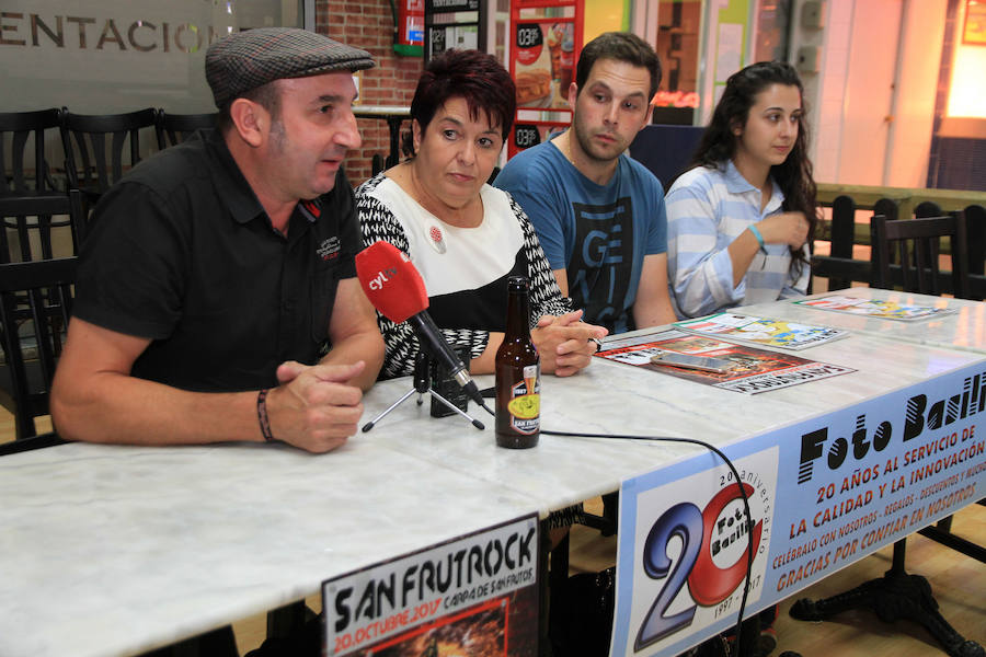 Kike Santana (izquierda) acompañado por Clara Luquero, Alberto del Barrio y Sara García, representantes de las peñas. 