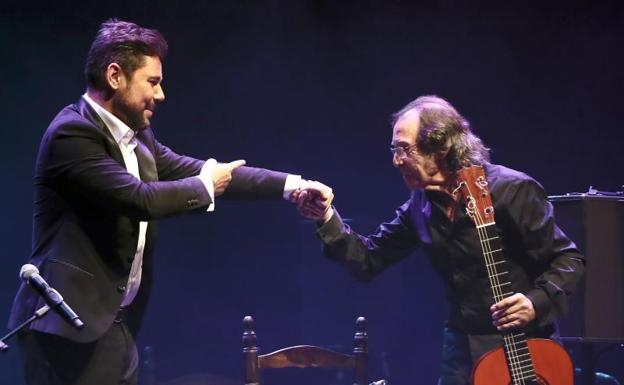El cantaor Miguel Poveda (i) y Pepe Habichuela, durante el homenaje al guitarrista.