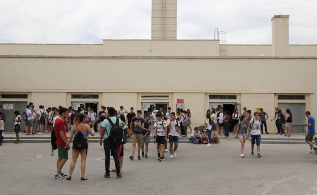 Estudiantes en el campus de La Yutera. 