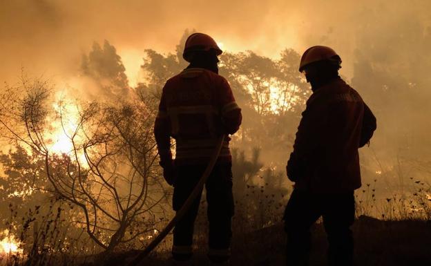 Dos personas fallecen en uno de los incendios que arrasan Galicia