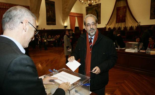 Ruipérez ejerce su derecho al voto en los comicios de 2013. 