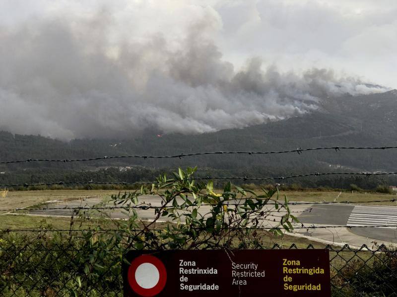 Unos 350 brigadas, 220 motobombas, cuarenta palas y una veintena de medios aéreos trabajan en la comunidad gallega para combatir los incendios que arrasan más de 4.000 hectáreas en 146 nuevos focos desde el viernes