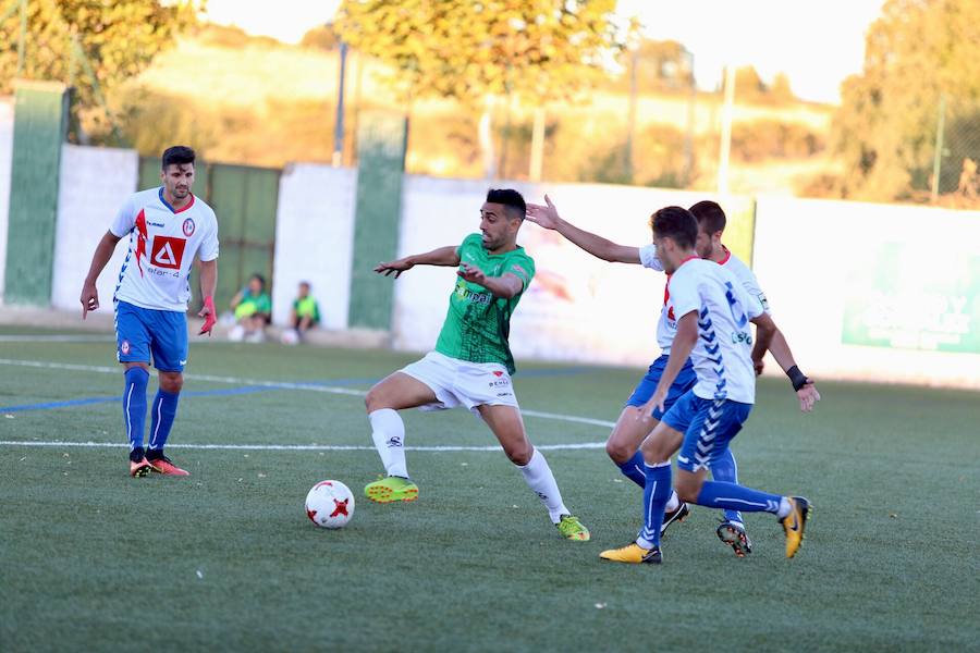 Pino, rodeado de rivales del Rayo Majadahonda en el último partido en casa.