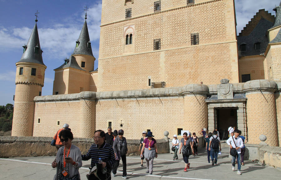 Grupos de turistas, este domingo, en la entrada del Alcázar de Segovia.