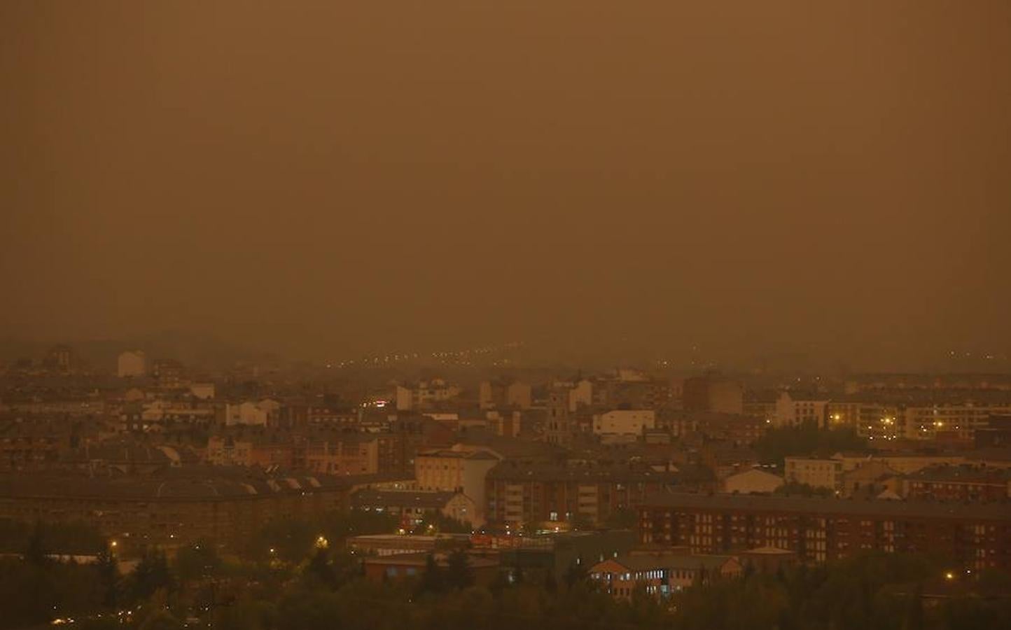 Ponferrada amanece bajo una nube de humo