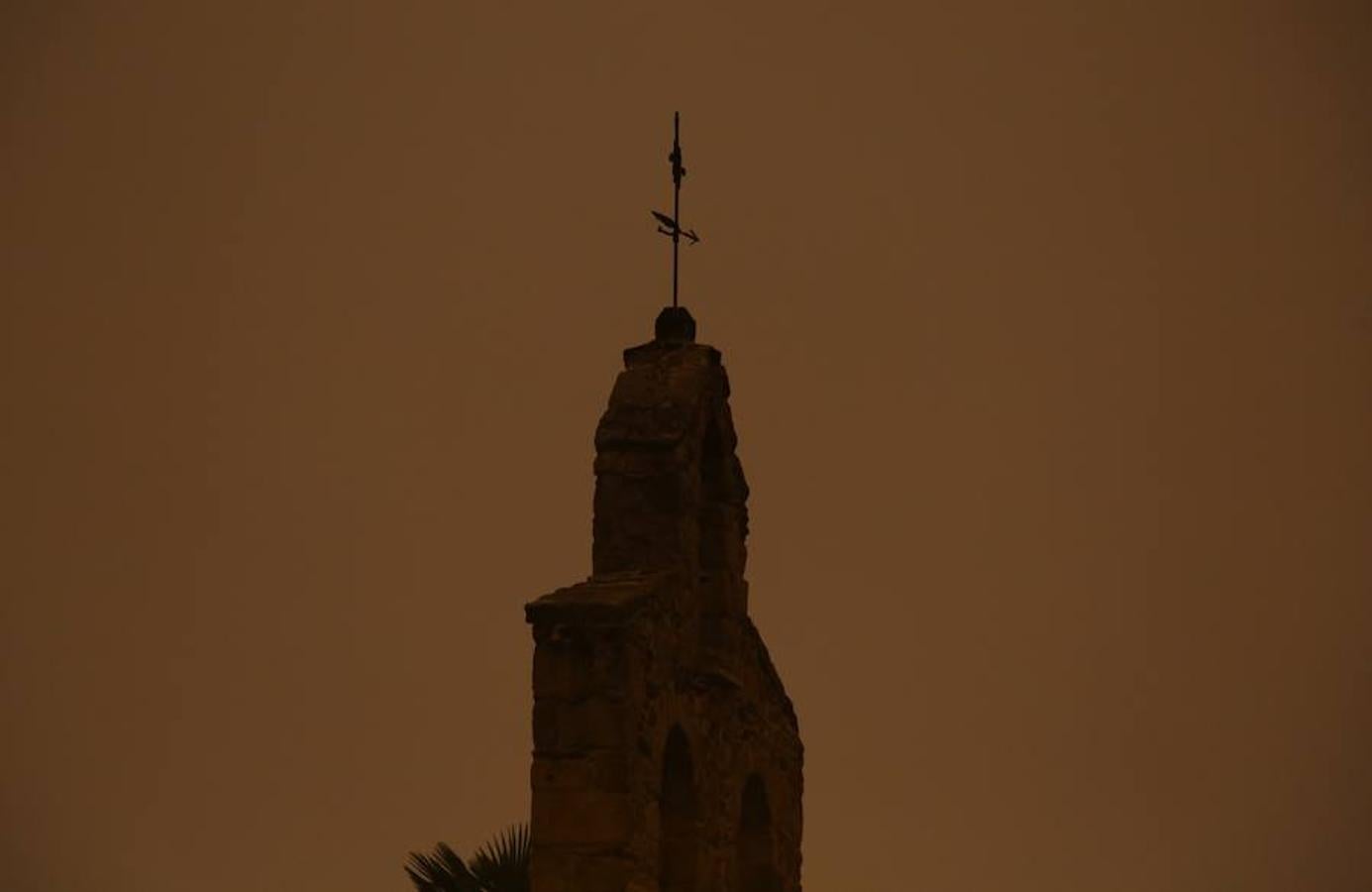 Ponferrada amanece bajo una nube de humo