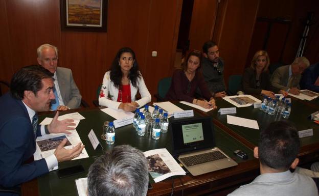 Suárez-Quiñones en la presentación de las guías para las localidades con mayor riesgo de inundación en Palencia. 