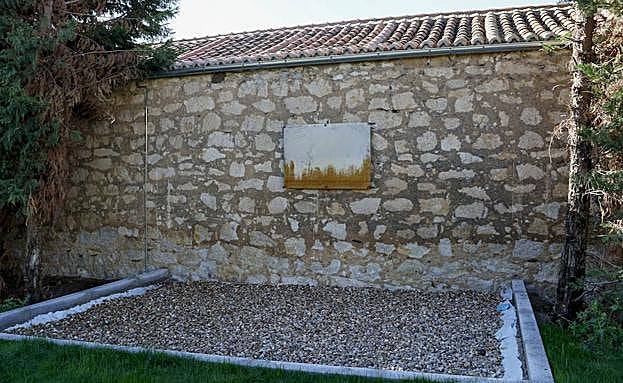 Muro exterior del cementerio donde se colocarán las siluetas y la placa conmemorativa. 