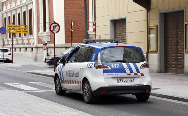 Un coche de la Policía Local, por las calles de Palencia. 