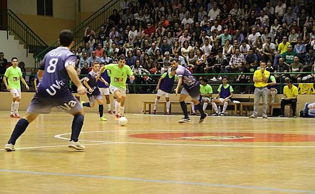 Iván, del Naturpellet Cuéllar, durante un partido.