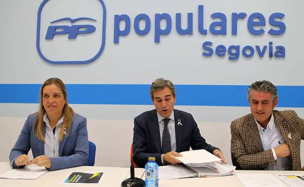 Sanz Vitorio (centro), flanqueado por María Ángeles García y José María Bravo, en una comparecencia anterior en la sede del PP de Segovia. 