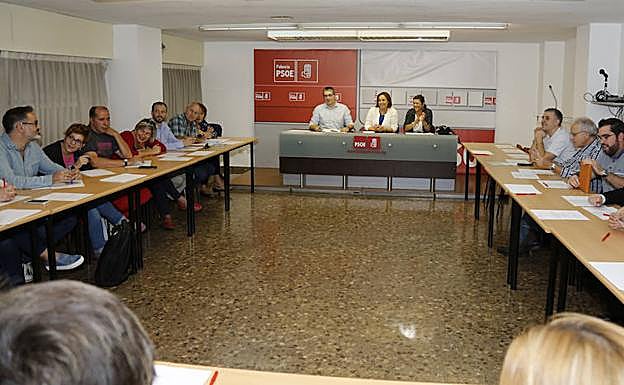 Miriam Andrés, flanqueada por Antonio Casas y Rosa Aldea, preside la reunión. 