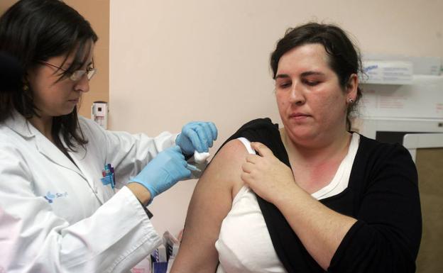 Una mujer recibe la vacuna
