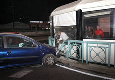 Una mujer, desde el interior de la terraza, comprueba los daños del accidente. 