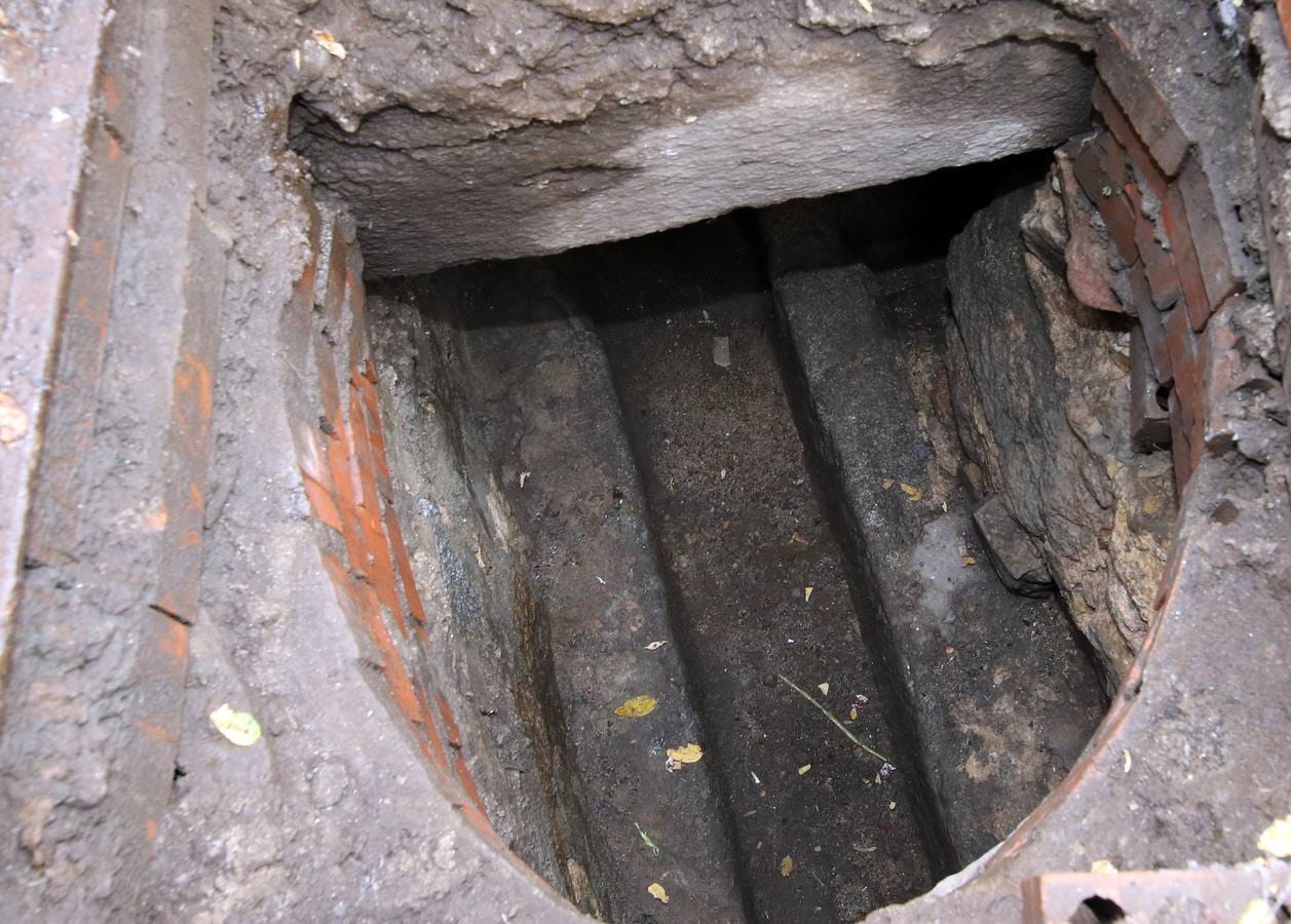 Los participantes en este viaje por las entrañas del monumento pudieron conocer los llamados desarenadores o decantadores donde reposaba el agua y se limpiaba de impurezas