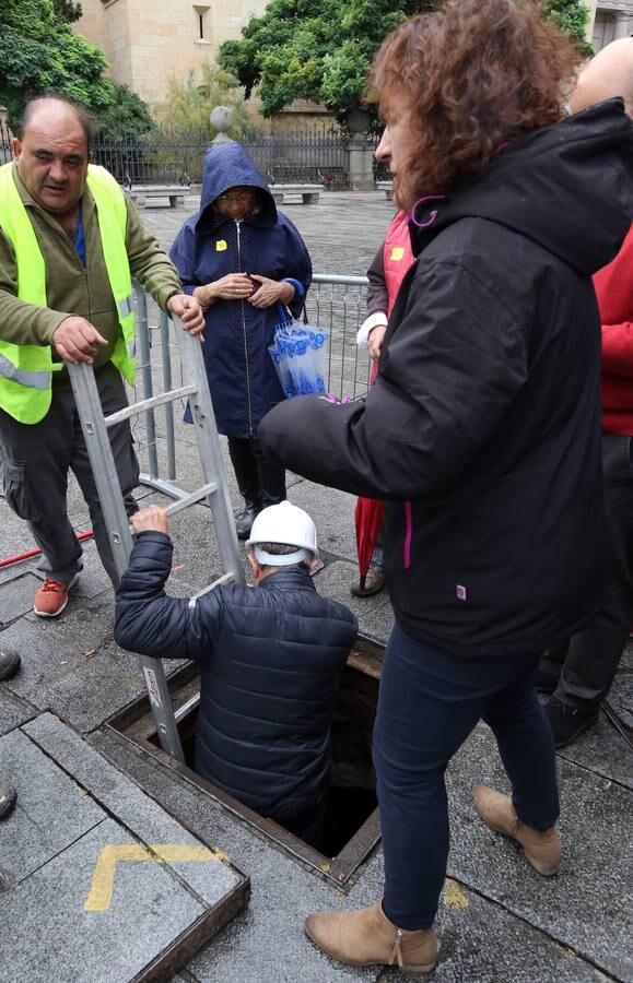 Los participantes en este viaje por las entrañas del monumento pudieron conocer los llamados desarenadores o decantadores donde reposaba el agua y se limpiaba de impurezas