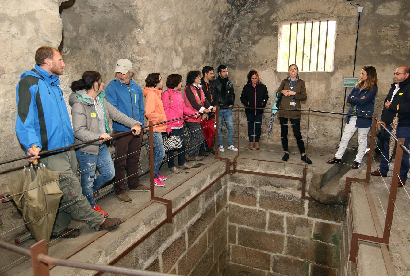 Los participantes en este viaje por las entrañas del monumento pudieron conocer los llamados desarenadores o decantadores donde reposaba el agua y se limpiaba de impurezas