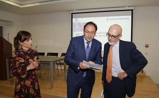 El alcalde, en el centro, conversa con el ponente, Víctor Izquierdo. 