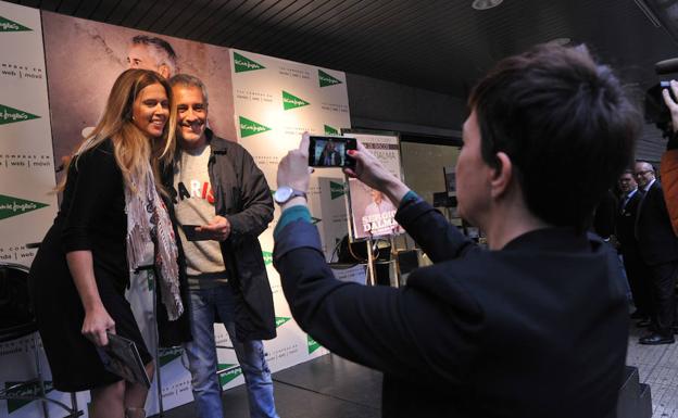 Una mujer se fotografía junto a Sergio Dalma