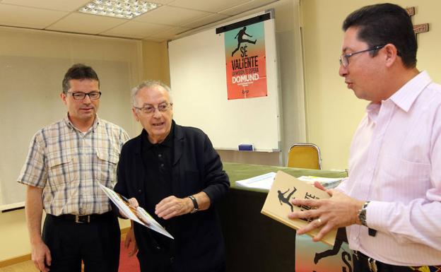 Isaac de Benito, en el centro, junto a Luis Antonio Nieto (i) y Jhon Ruiz, antes de la presentación de la jornada del Domund. 