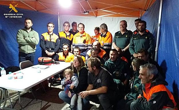 Una niña de 2 años extraviada en Ávila fue encontrada de madrugada arropada por su perro