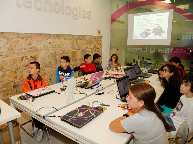 La directora general de Telecomunicaciones de la Consejería de Fomento y Medio Ambiente, María Victoria Seco, visita a los participantes del 'Taller de Exposición' dirigido a alumnos de Primaria