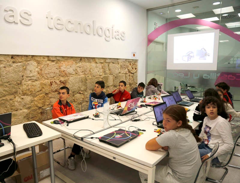 La directora general de Telecomunicaciones de la Consejería de Fomento y Medio Ambiente, María Victoria Seco, visita a los participantes del 'Taller de Exposición' dirigido a alumnos de Primaria