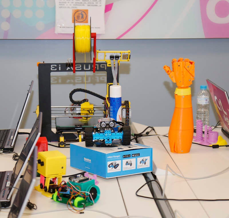 La directora general de Telecomunicaciones de la Consejería de Fomento y Medio Ambiente, María Victoria Seco, visita a los participantes del 'Taller de Exposición' dirigido a alumnos de Primaria