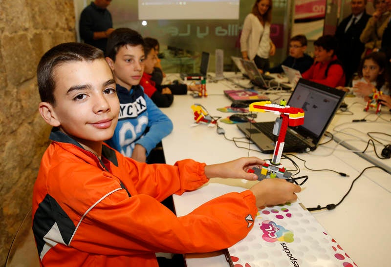 La directora general de Telecomunicaciones de la Consejería de Fomento y Medio Ambiente, María Victoria Seco, visita a los participantes del 'Taller de Exposición' dirigido a alumnos de Primaria