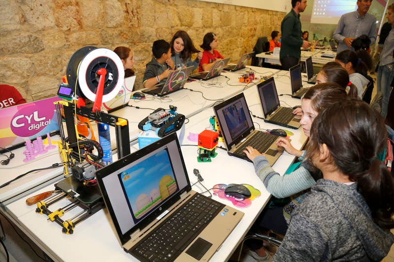 La directora general de Telecomunicaciones de la Consejería de Fomento y Medio Ambiente, María Victoria Seco, visita a los participantes del 'Taller de Exposición' dirigido a alumnos de Primaria
