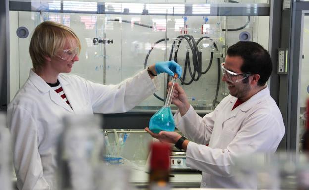 Los investigadores Gila Kopper y Carlos Díez en un laboratorio de síntesis orgánica. 