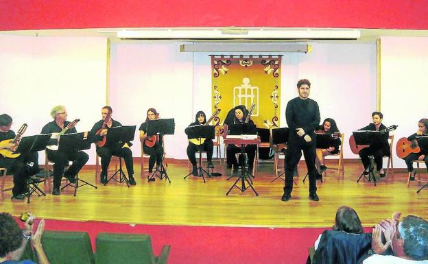 Los miembros de la rondalla reciben los aplausos del público. 