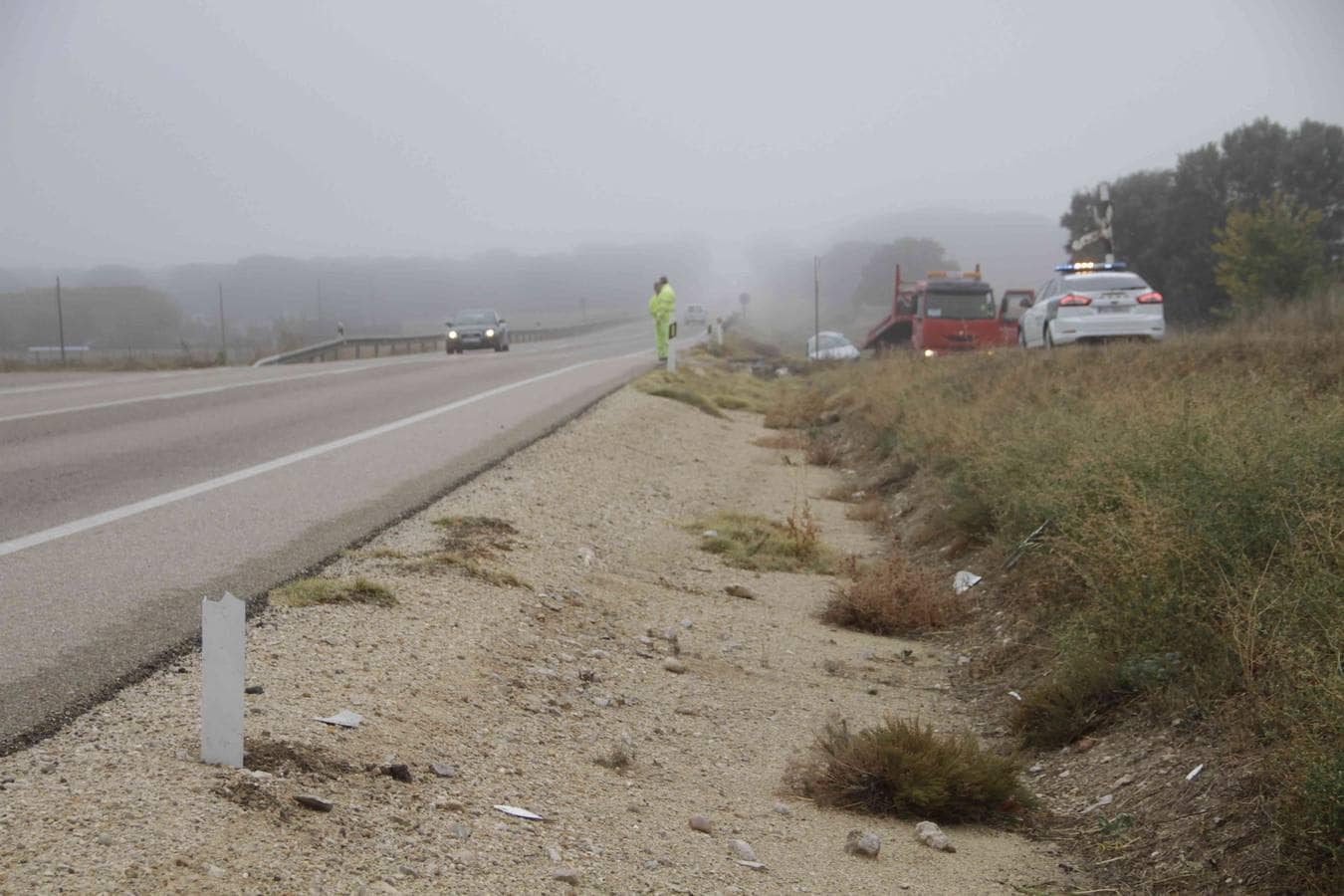 El percance se ha producido pocos minutos antes de las 8:30 horas, cuando un turismo que iba en dirección Peñafiel se salió de la vía quedando en la cuneta con un fuerte impacto en su parte delantera resultando herido el conductor