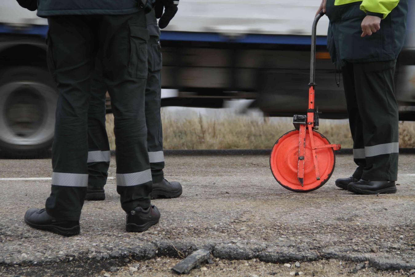 El percance se ha producido pocos minutos antes de las 8:30 horas, cuando un turismo que iba en dirección Peñafiel se salió de la vía quedando en la cuneta con un fuerte impacto en su parte delantera resultando herido el conductor