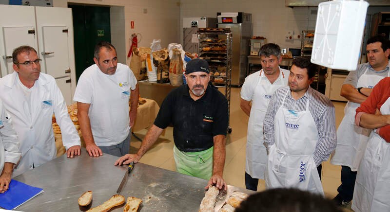 El maestro de panaderos Josep Pascual imparte varias jornadas de formación dirigidas a profesionales del sector