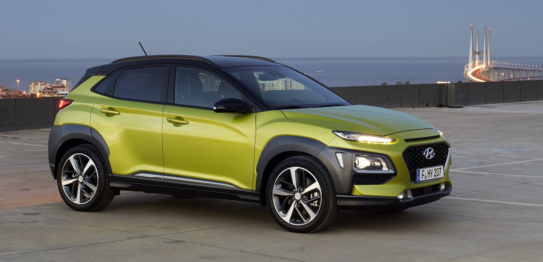 Hyundai amplía la gama con el Kona, un SUV compacto de poco más de 4,10 metros de longitud. A la venta desde 13.990 euros, se comercializa con tracción delantera y también total y cambio manual o automático. 