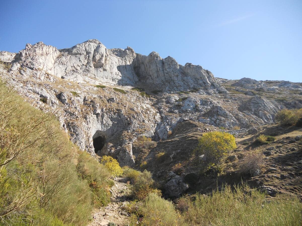 La ruta parte de la localidad de Santa María de Redondo, siguiendo el curso del río Pisuerga, hasta llegar a la magestuosa cueva de Fuente Cobre