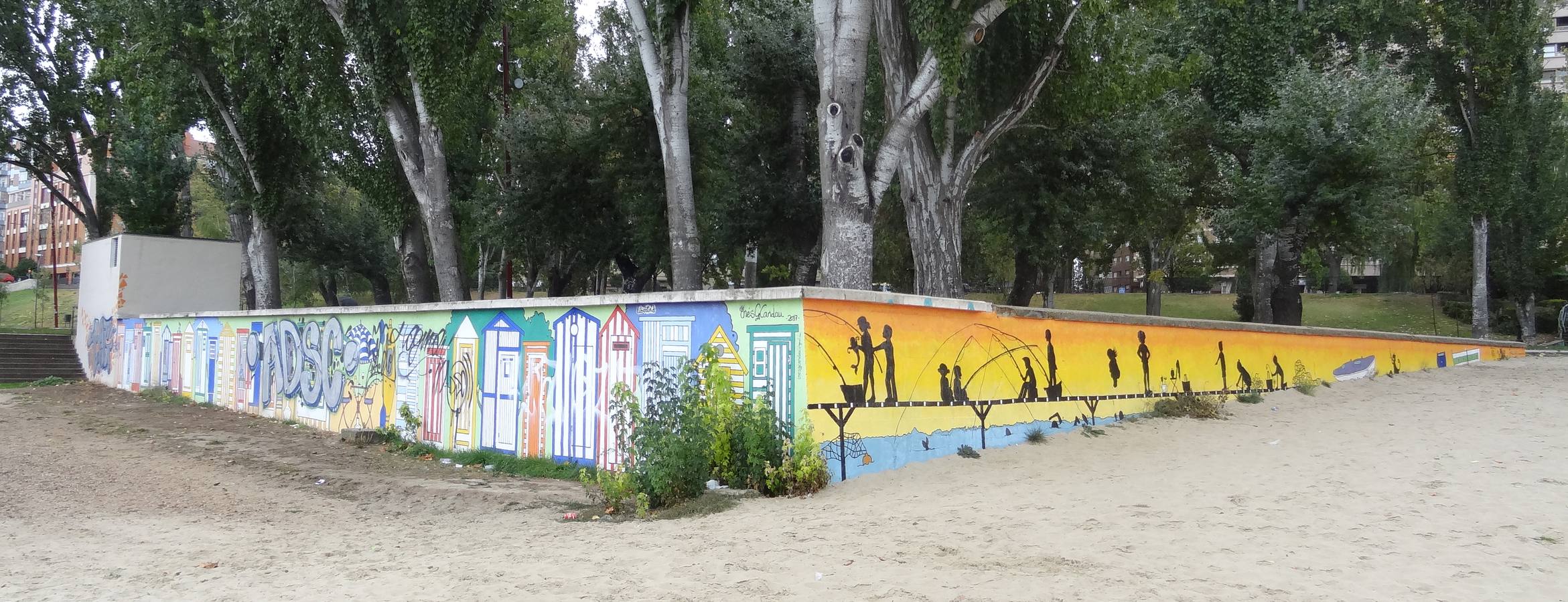 Los grafitis afean el lateral izquierdo de la creación de Inés García Candau en el muro de la playa de Las Moreras.