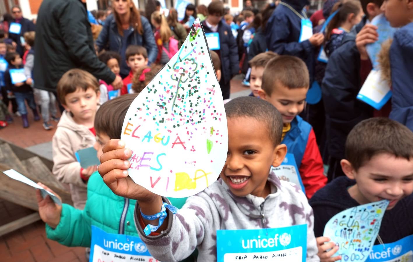 De la mano de Unicef y el Ayuntamiento, escolares vallisoletanos han salido hoy de sus aulas con destino a la Plaza Mayor, con dorsales y pulseras solidarias, para leer unas palabras sobre el derecho humano al agua