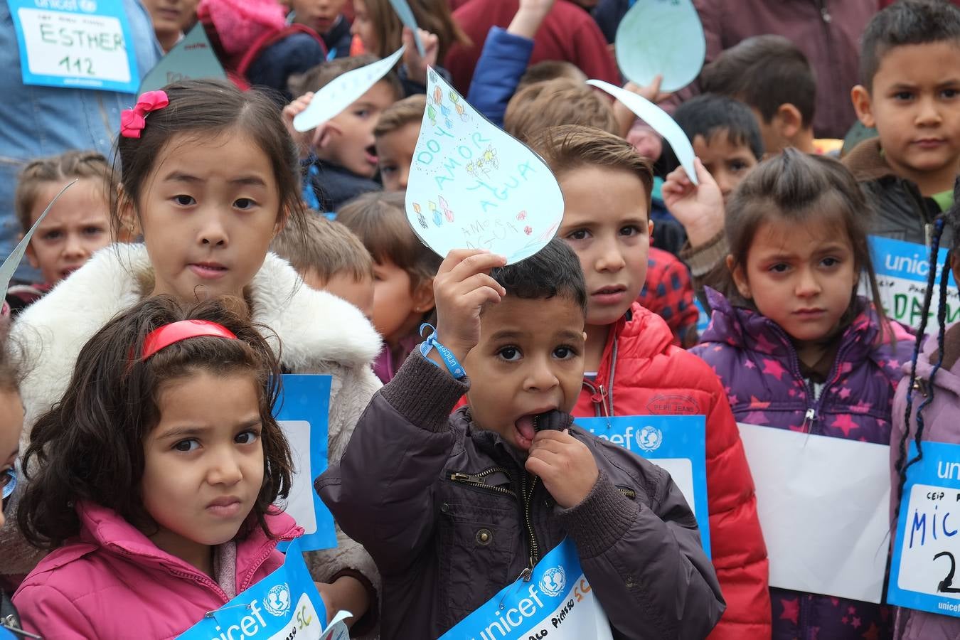 De la mano de Unicef y el Ayuntamiento, escolares vallisoletanos han salido hoy de sus aulas con destino a la Plaza Mayor, con dorsales y pulseras solidarias, para leer unas palabras sobre el derecho humano al agua