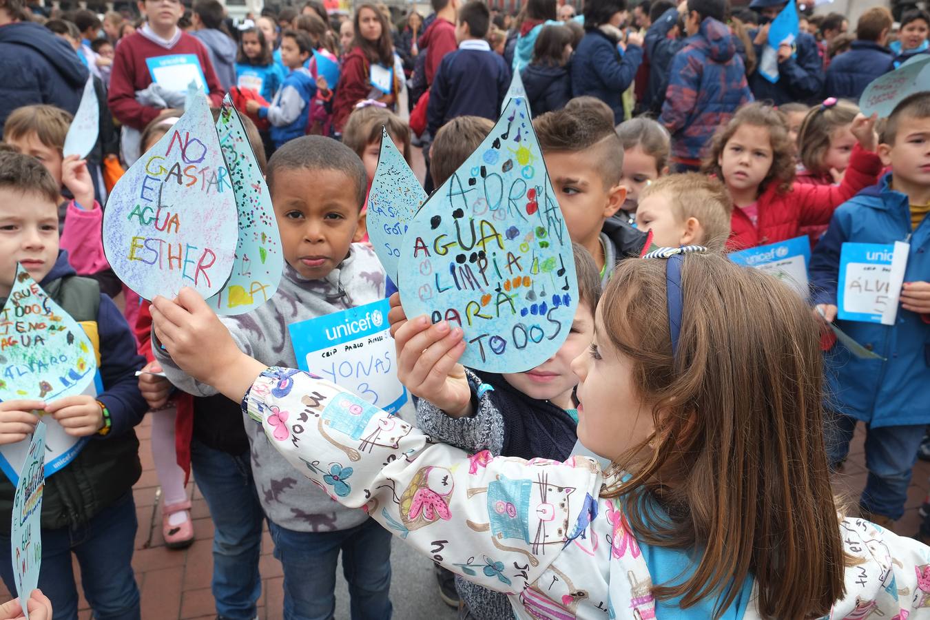 De la mano de Unicef y el Ayuntamiento, escolares vallisoletanos han salido hoy de sus aulas con destino a la Plaza Mayor, con dorsales y pulseras solidarias, para leer unas palabras sobre el derecho humano al agua
