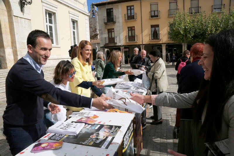 Reparto de fabiolines en la Plaza Mayor de Palencia con motivo de la Semana del Pan