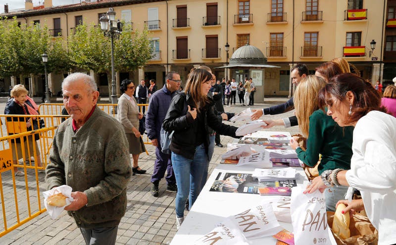Reparto de fabiolines en la Plaza Mayor de Palencia con motivo de la Semana del Pan