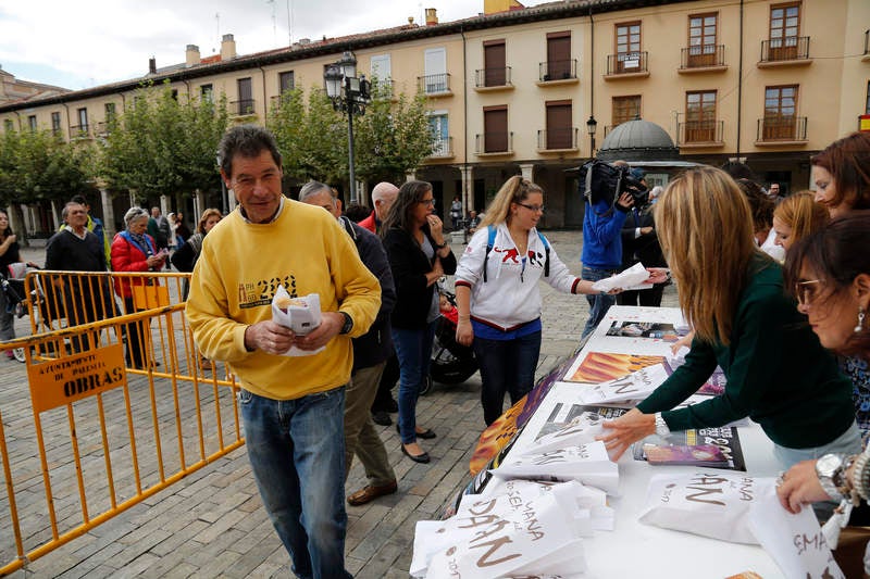 Reparto de fabiolines en la Plaza Mayor de Palencia con motivo de la Semana del Pan