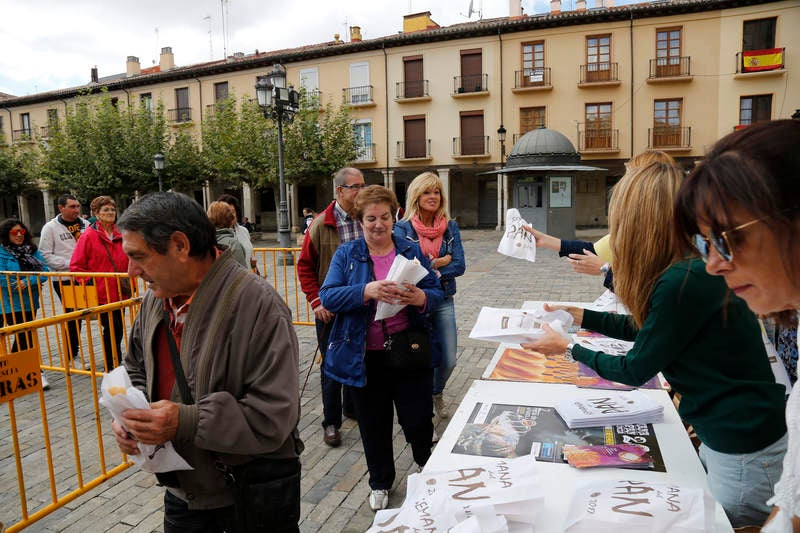 Reparto de fabiolines en la Plaza Mayor de Palencia con motivo de la Semana del Pan