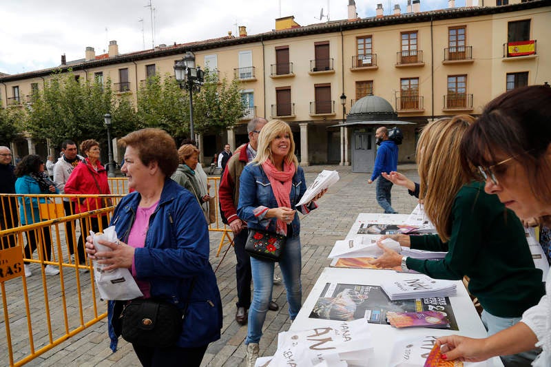 Reparto de fabiolines en la Plaza Mayor de Palencia con motivo de la Semana del Pan