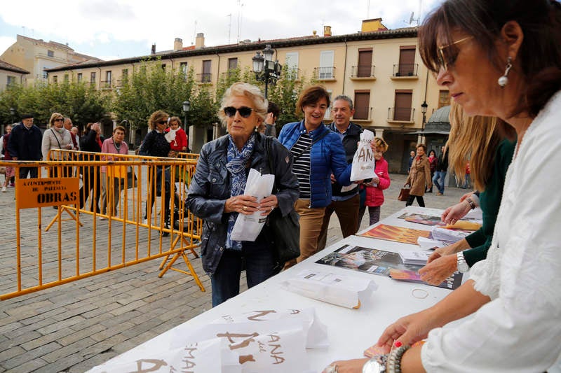Reparto de fabiolines en la Plaza Mayor de Palencia con motivo de la Semana del Pan