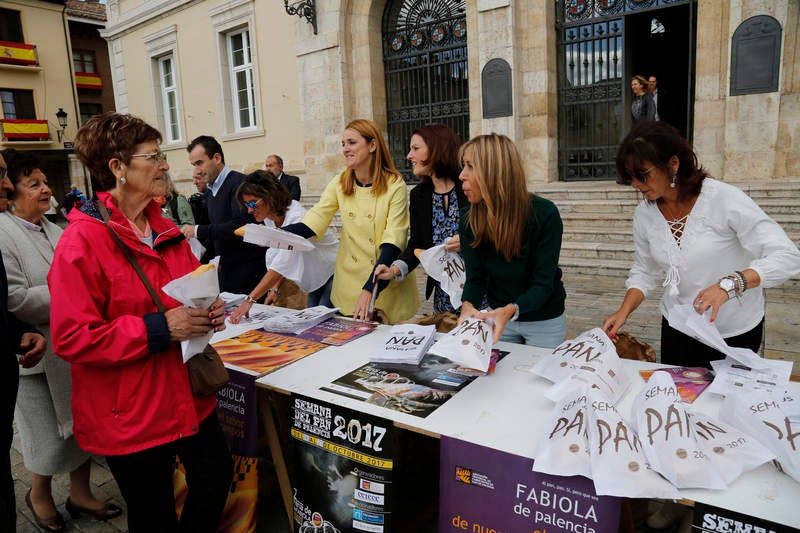 Reparto de fabiolines en la Plaza Mayor de Palencia con motivo de la Semana del Pan