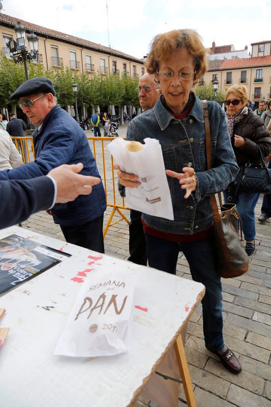 Reparto de fabiolines en la Plaza Mayor de Palencia con motivo de la Semana del Pan